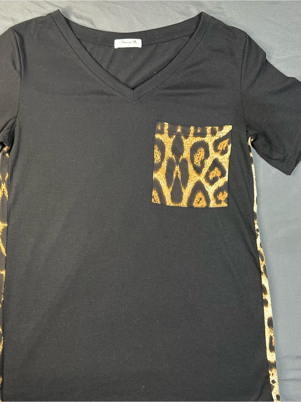 Blooming Jelly Black Leopard Print Pocket V-Neck Top Size Small